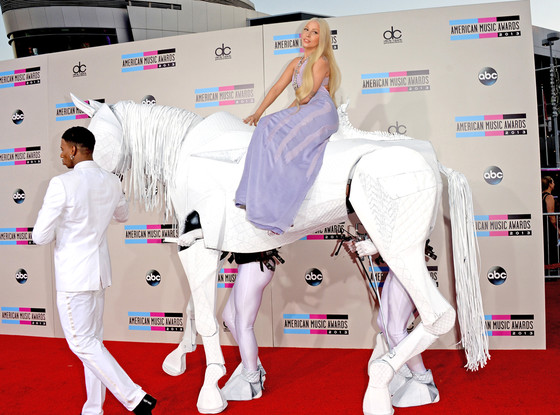 American Music Awards: Red Carpet Fashion!