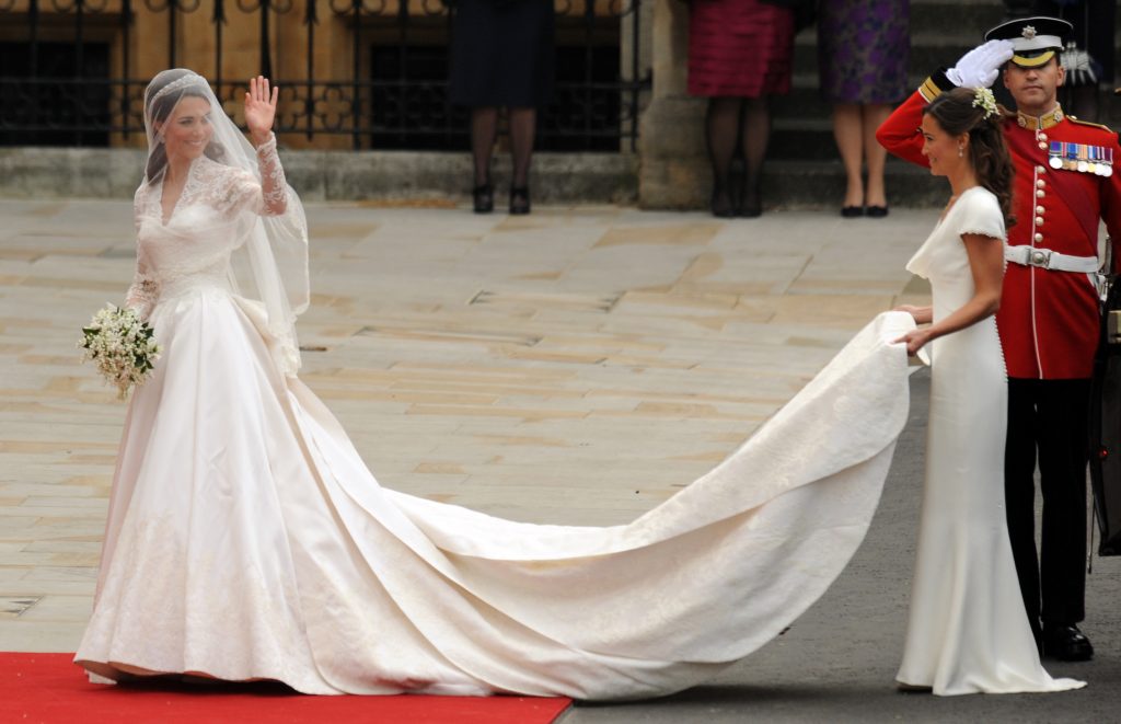 Kate Middleton Waves Pippa Middleton Holds Veil Pic