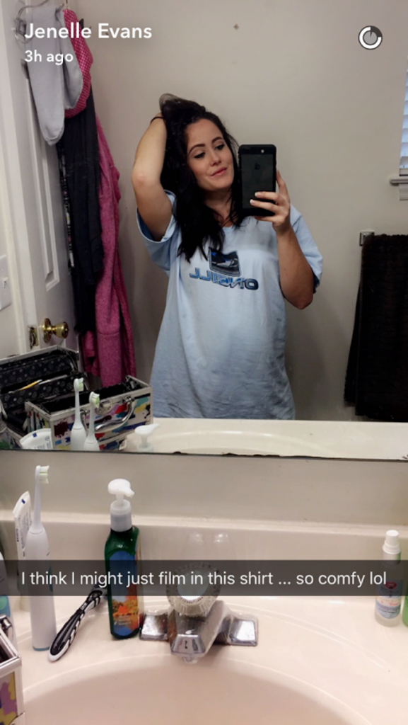 Jenelle Evans Posts Baby Bump Selfie, Teases New Season of Teen Mom 2