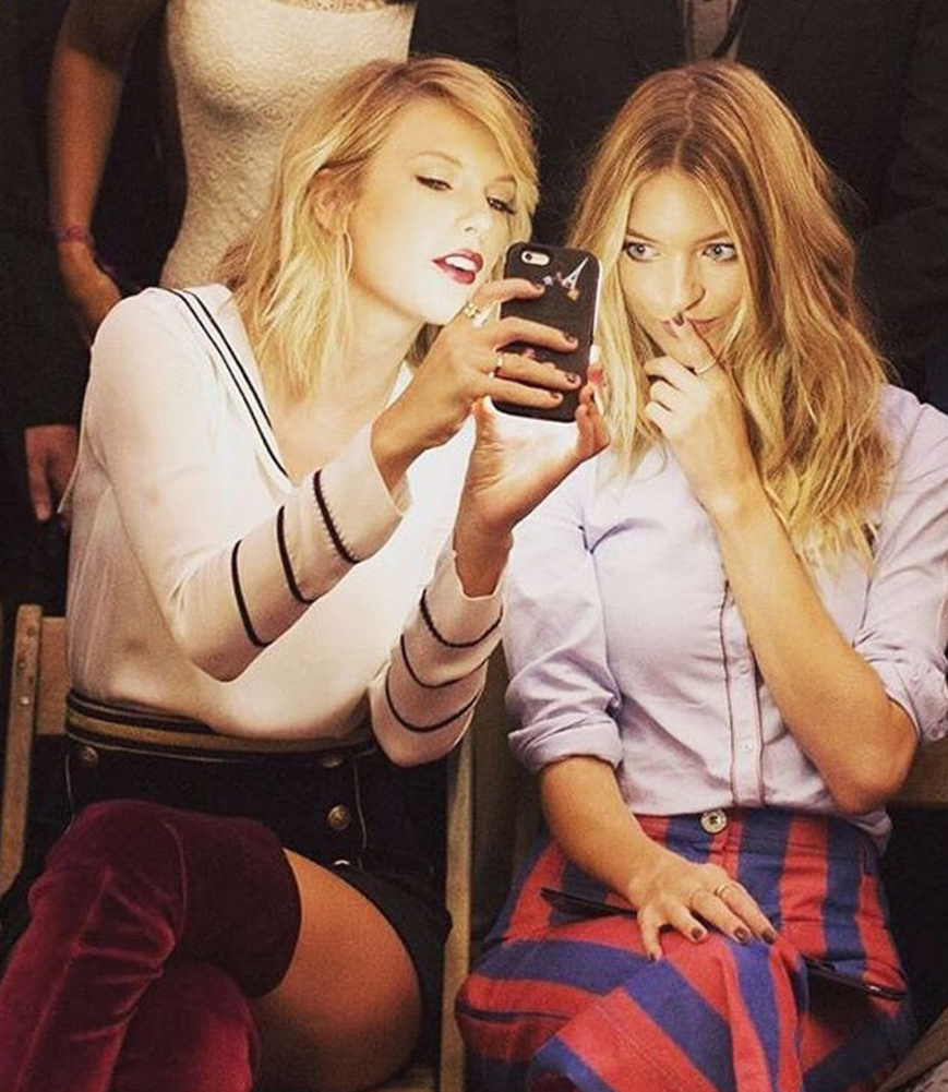Taylor Swift Looks at Online Cats
