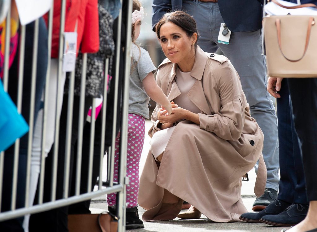 markle kneels