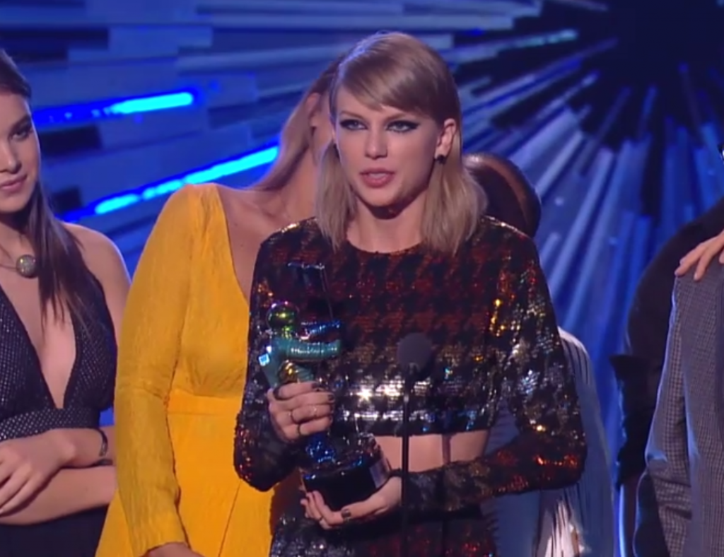 Taylor Swift Wins MTV VMA