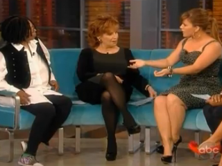 Kelly Clarkson Explains Lesbian Rumors on The View - The Hollywood Gossip