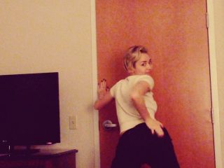Miley Cyrus Slaps Own Butt Backstage - The Hollywood Gossip