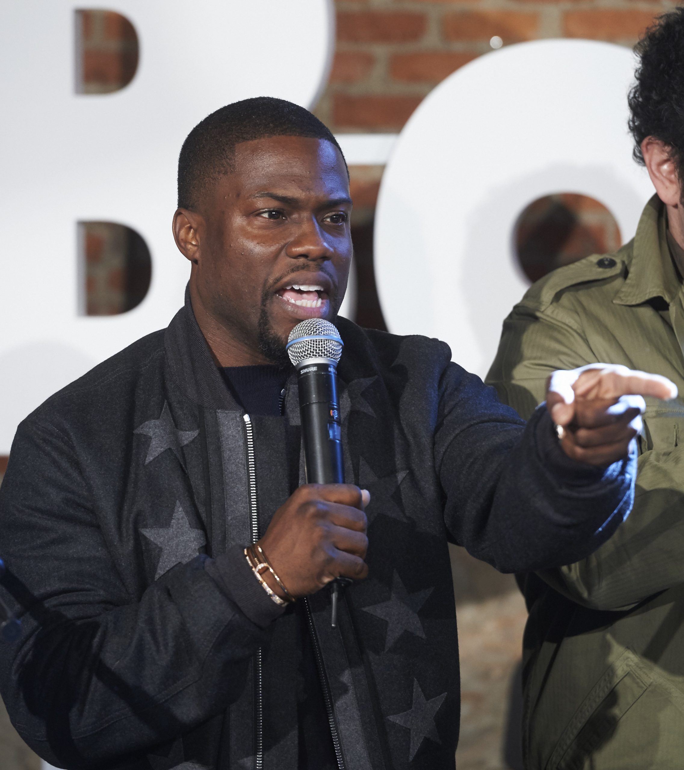Kevin Hart To Host Justin Bieber Comedy Central Roast The Hollywood Kevin Hart To Host Justin Bieber Comedy Central Roast The Hollywood