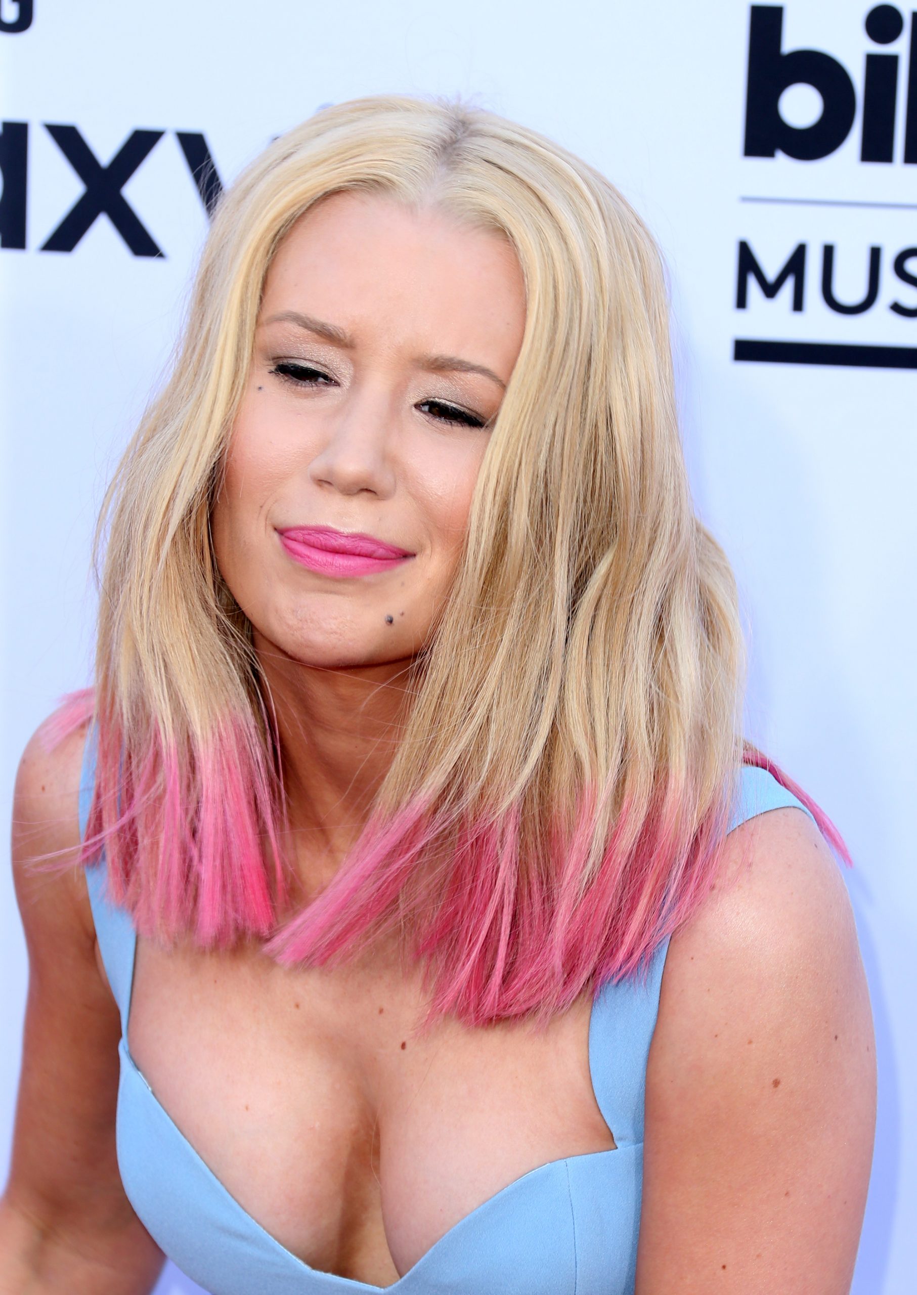 Inside Iggy Azalea'S Everyday Carry - dpfjm4x