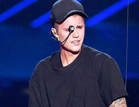Justin Bieber Performs on MTV VMAs, Breaks Down in Tears