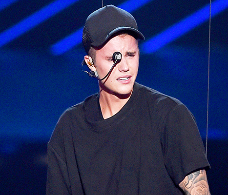 Justin Bieber Performs on MTV VMAs, Breaks Down in Tears - The