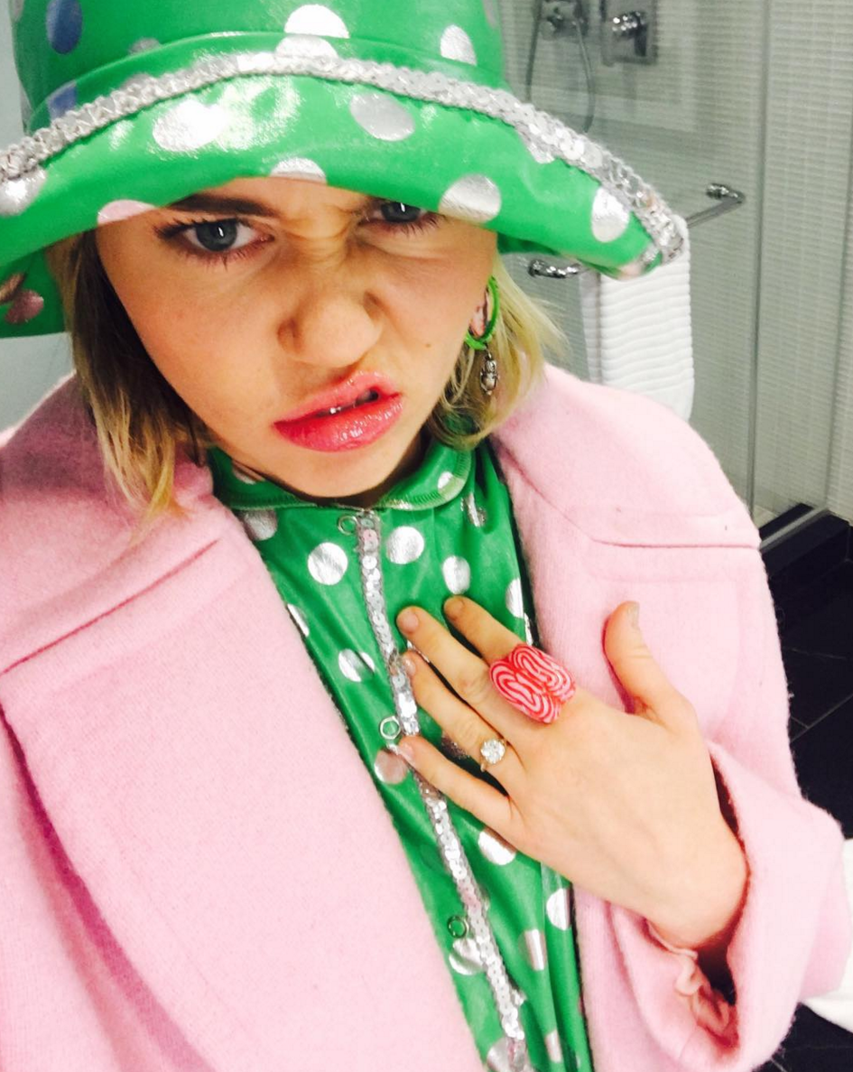 Miley Cyrus Engagement Ring Photo?!? - The Hollywood Gossip