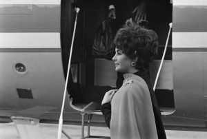 Elizabeth Taylor at London Airport in 1967