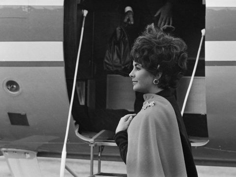 Elizabeth Taylor at London Airport in 1967