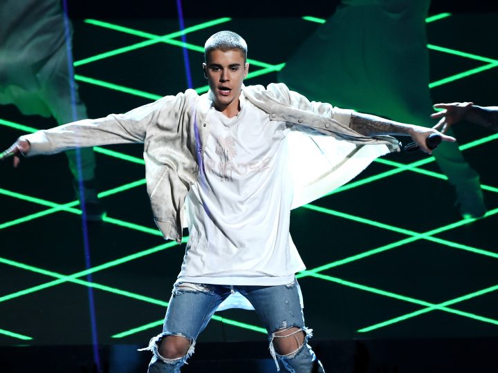 Justin Bieber Looks Bored at Billboard Music Awards