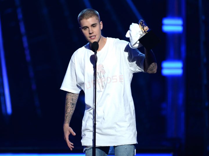 Justin Bieber Wins Top Male Artist