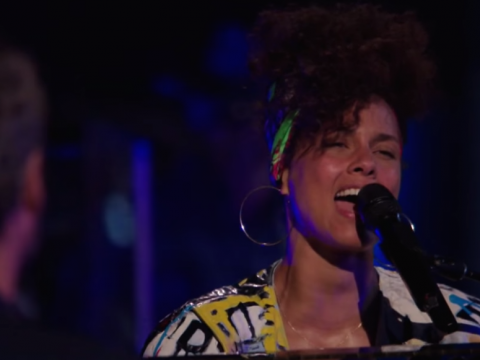 Alicia Keys Sings 