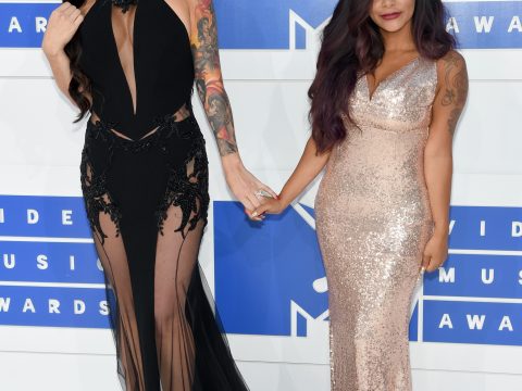 JWoww Snooki Hold Hands VMAs 2016