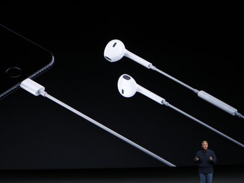 Apple Announces iPhone 7, Wireless Headphones: Twitter Reacts in Horror