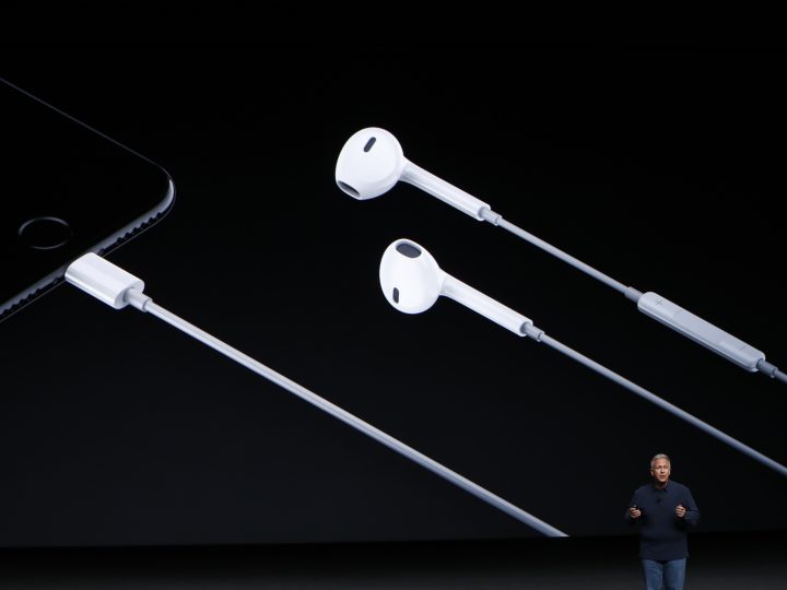 Apple Announces iPhone 7, Wireless Headphones: Twitter Reacts in Horror