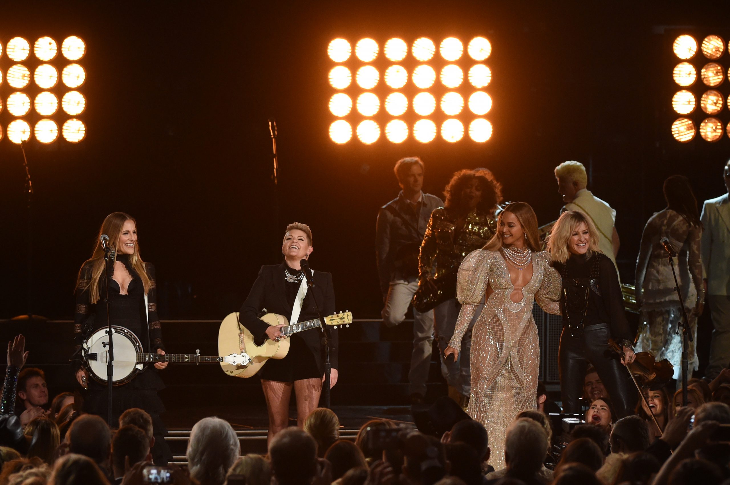 Beyonce at the CMAs - The Hollywood Gossip
