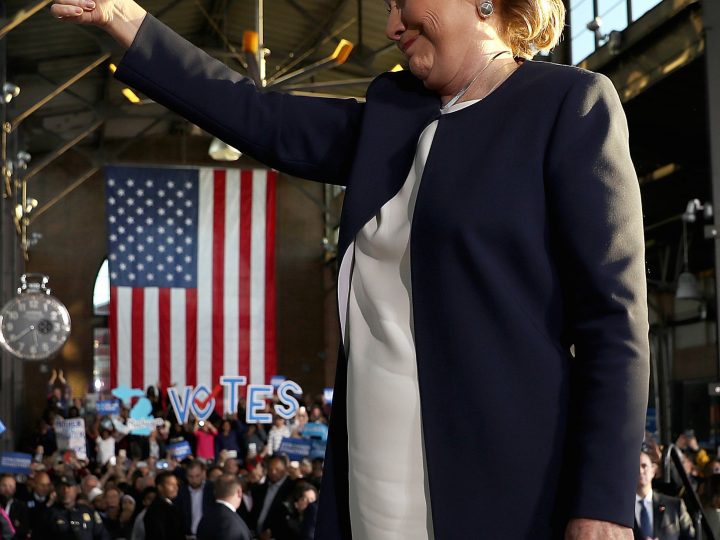 Hillary Clinton Gives Thumbs Up