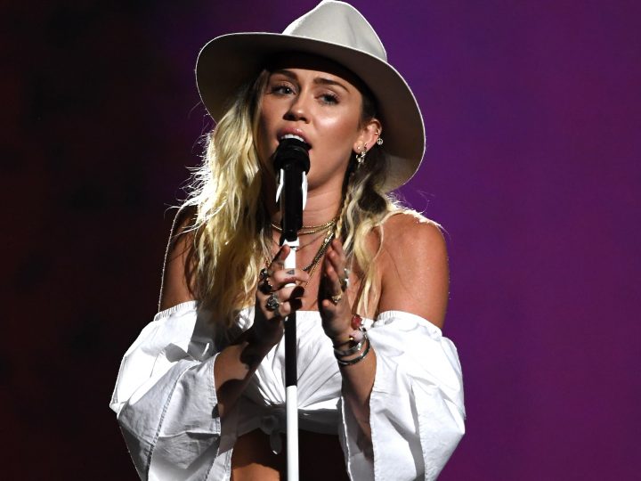 Miley Cyrus Belts Out “Malibu,” Breaks Down at Billboard Music Awards