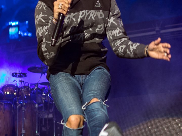 Chris Brown Dances on Stage