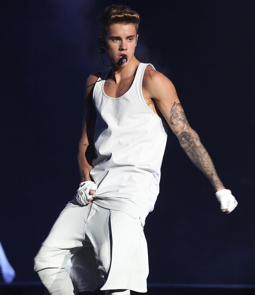 Justin Bieber with the Crotch Grab - The Hollywood Gossip