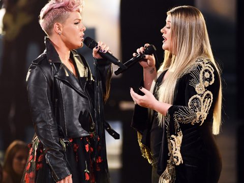 Kelly Clarkson and Pink Open American Music Awards with Emotional Duet