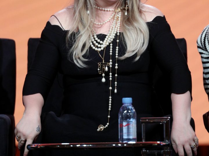 Kelly Clarkson Takes a Seat