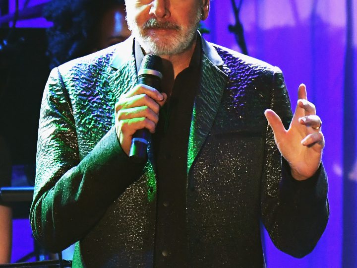Neil Diamond Diagnosed With Parkinson’s, Announces Ends of Concert Career