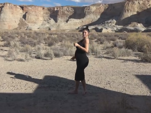Kylie Jenner, Baby Bump in the Desert