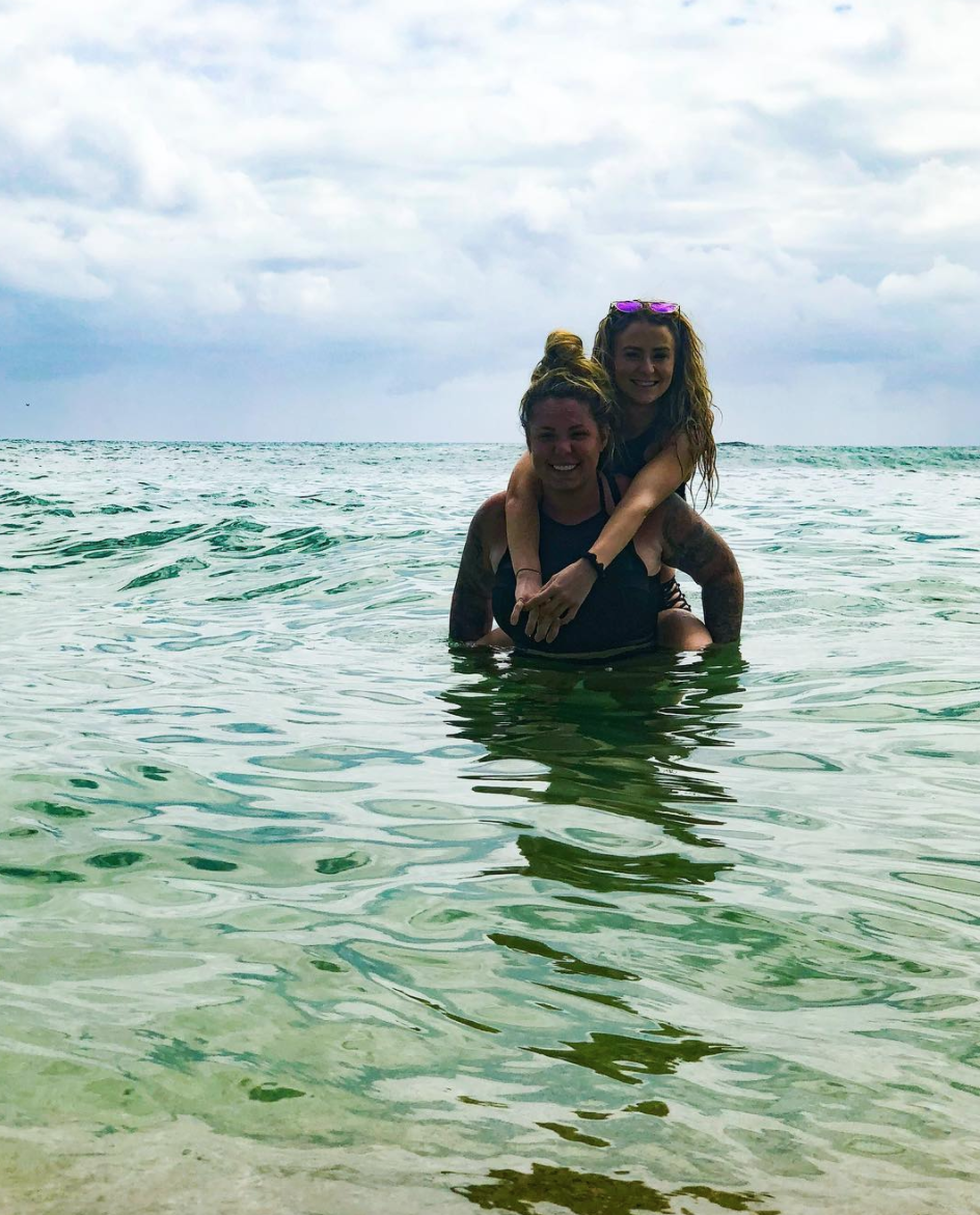 Kailyn Lowry Gives Leah Messer a Piggyback - The Hollywood Gossip