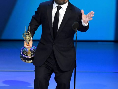 Peter Dinklage Accepts Emmy Award