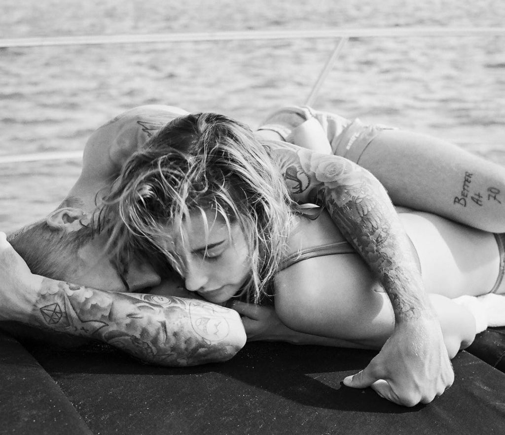 Hailey Baldwin se abraza con Justin Bieber