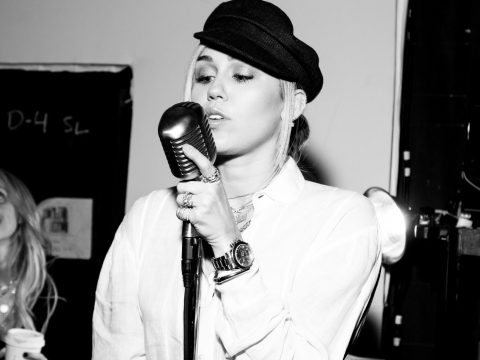 Miley Cyrus in black/white