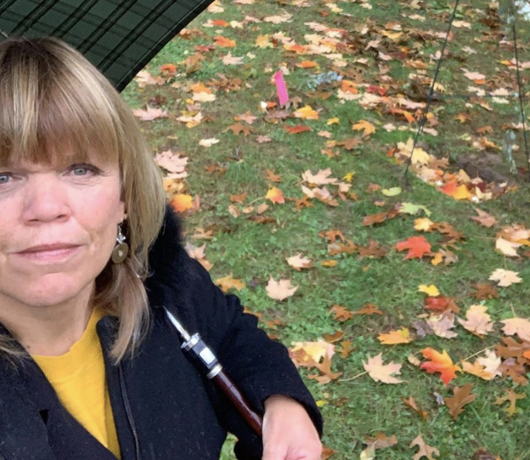 Amy Roloff Poses at Mother's Grave, Remains in Mourning - The Hollywood ...