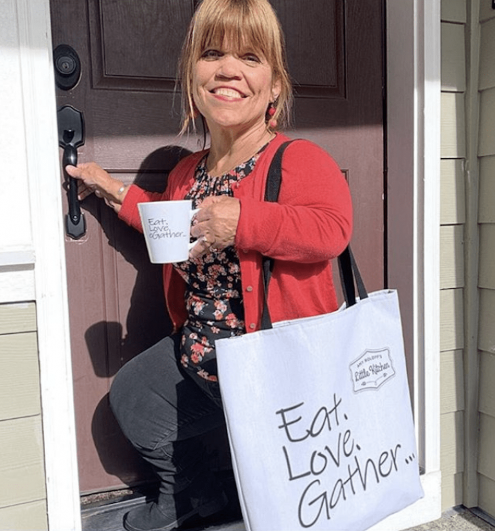 Amy Roloff with a Bag - The Hollywood Gossip