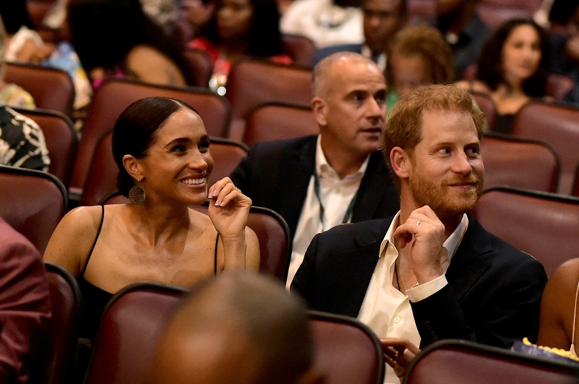 Meghan Markle and Prince Harry to Senate Hearing Protect Kids!(00)