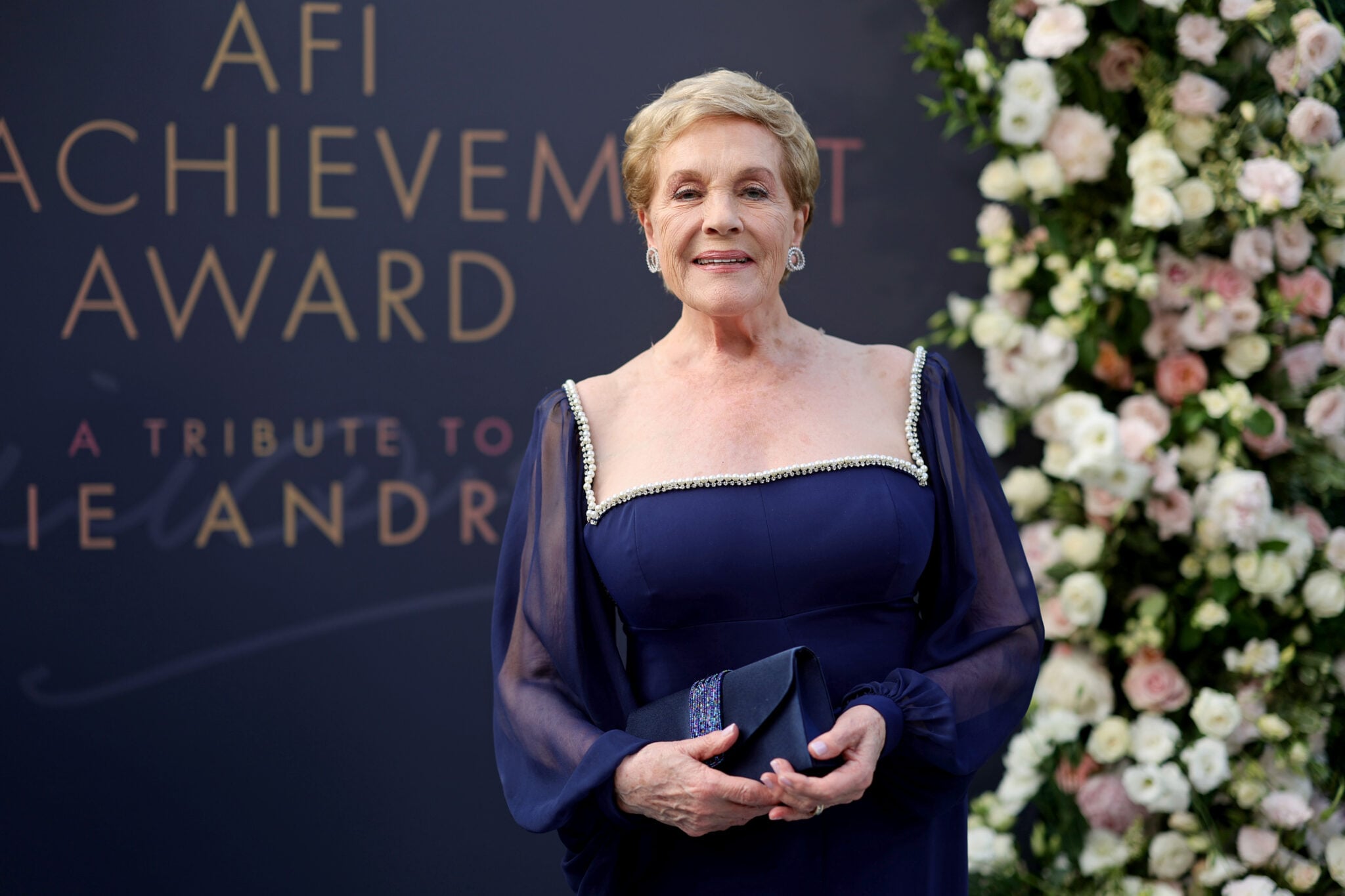 how much does julie andrews make for bridgerton - Ilustrasi 2