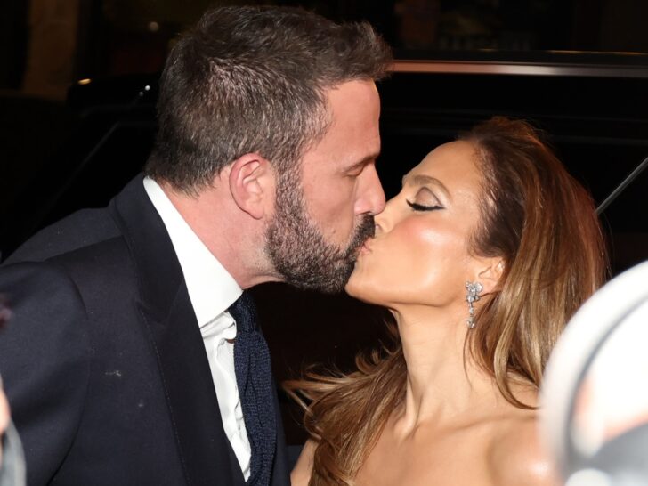 Jennifer Lopez and Ben Affleck Reunite, Hold Hands, KISS!
