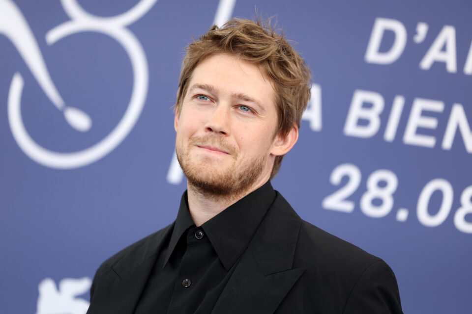 joe alwyn zodiac - Ilustrasi 2