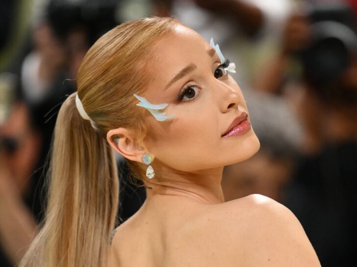 Ariana Grande Apologizes To Elvira  Over Snub: ‘You’ll Always Be Queen of …