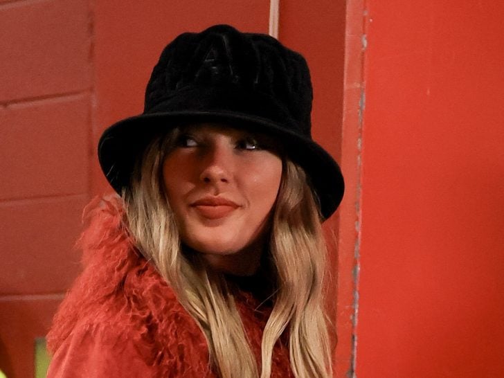 Taylor Swift Stuns in Behind-The-Scenes Bikini Photo