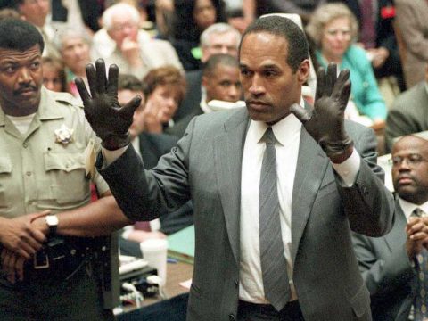 O.J. Simpson shows the jury a new pair of Aris extra-large gloves, similar to the gloves found at the Bundy and Rockingham crime scene 21 June 1995, during his double murder trial in Los Angeles, CA.