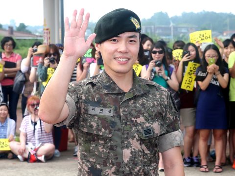 This photo taken on August 8, 2013 shows South Korean singer Wheesung waving as fans look on, at his military service discharge ceremony in Nonsan.