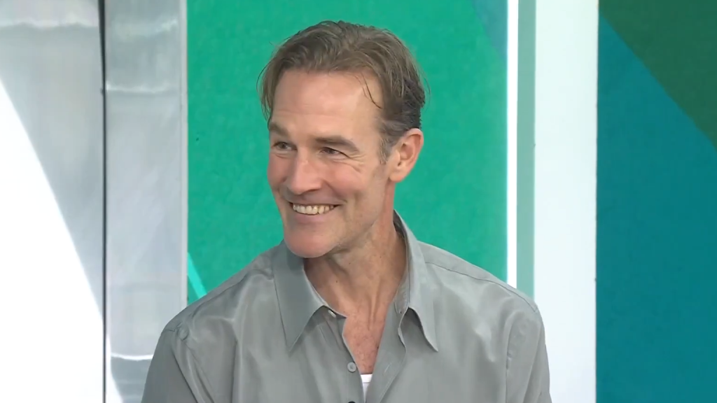 James van der Beek bugün Temmuz 2025'te gülümsüyor.