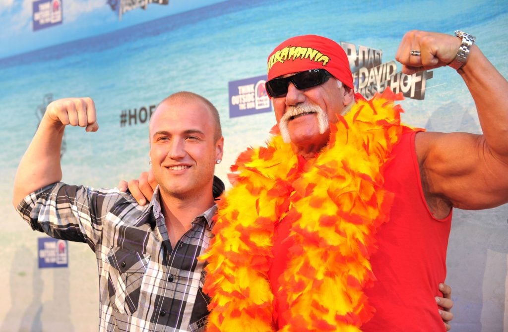 El luchador Hulk Hogan (R) y su hijo Nick Hogan llegaron a la comedia Central Roast de David Haselhaf en Sony Pictures Studio el 1 de agosto de 2010 en California City, California.