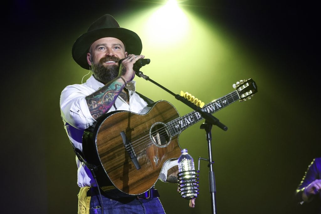 Zac Brown no Zac Brown Band uzstājas Warner Music Nešvilas pusdienu un uzstāšanās laikā CRS 2022 Omni Nešvilas viesnīcā 2022. gada 23. februārī Nešvilā, Tenesī.