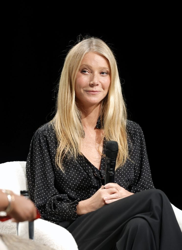 Dr Ella Bell un Gwyneth Paltrow, izpilddirektors un dibinātājs, Goop runā uz skatuves, 2024. gada Makers konferences trešās dienas laikā Beverly Hilton 2024. gada 29. februārī Beverlihilsā, Kalifornijā. 
