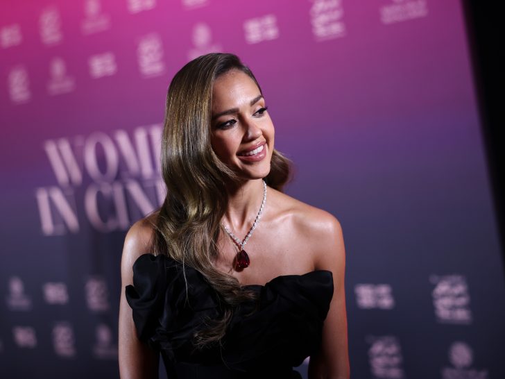 Jessica Alba, 44, Jets to Cancun With ‘Top Gun’ Star Danny Ramirez, 32, Amid …