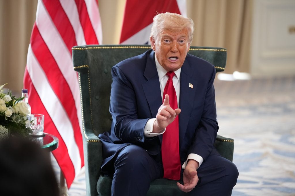El presidente de los Estados Unidos, Donald Trump, se inscribió en su primer ministro británico, Kair Stormer, el 28 de julio de 2025 en el Trump Turnberry Golf Club en Turnberry, Escocia. 